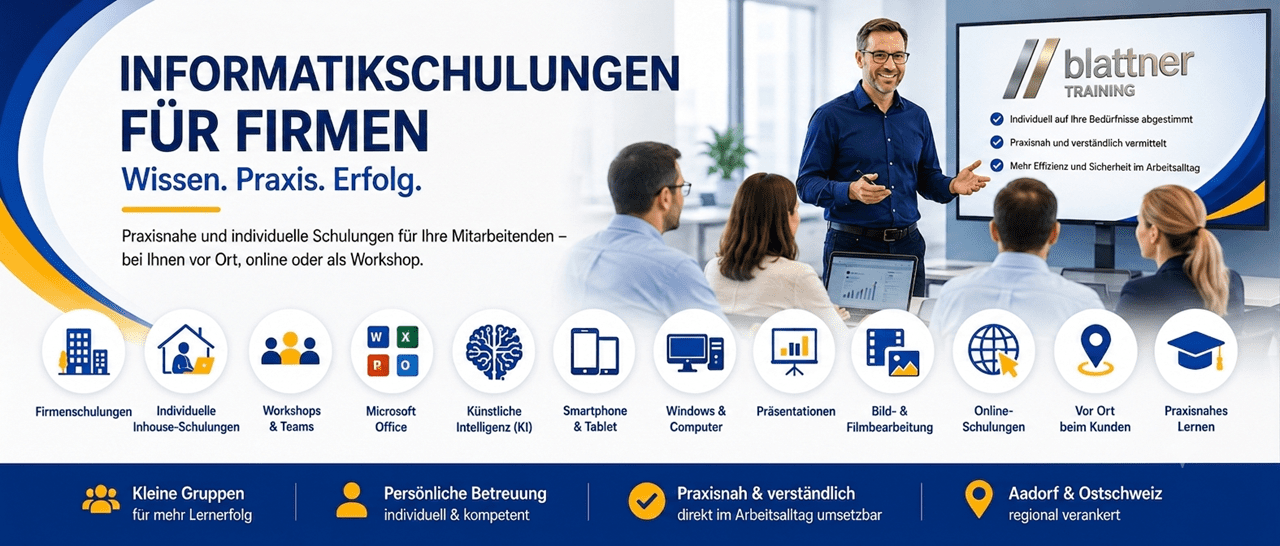 Ein breites Werbebanner für Informatikschulungen für Firmen von Blattner Training. Auf der linken Seite steht der große blaue Text „INFORMATIKSCHULUNGEN FÜR FIRMEN – Wissen. Praxis. Erfolg.“ mit einer kurzen Beschreibung darunter. Im Hintergrund ist ein moderner Büroraum zu sehen, in dem ein Trainer vor einem großen Bildschirm steht und eine kleine Gruppe von drei Personen schult. Auf dem Bildschirm ist das Originallogo von Blattner Training (zwei schräge Balken in Silber und Gold sowie der Text „blattner TRAINING“) sowie eine Bulletpoint-Liste zu sehen. Im unteren Bereich des Banners sind elf kreisförmige Icons für verschiedene Schulungsthemen abgebildet, und ganz unten schließt eine blaue Leiste mit vier zentralen Vorteilen und dem Standort „Aadorf & Ostschweiz“ das Bild ab.