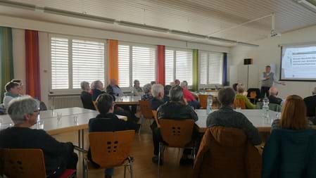 Rund 40 interessierte Besucherinnen und Besucher fanden sich am Montag im evangelischen Kirch-gemeindehaus in Bürglen zu einem besonderen Seniorennachmittag ein. Die Veranstaltung wurde von der Politischen Gemeinde Bürglen organisiert und widmete sich einem Thema, das derzeit welt-weit für Gesprächsstoff sorgt: der Künstlichen Intelligenz (KI). Als Referent eingeladen war Christian Blattner, der als Vertreter von Pro Senectute einen verständlichen Einblick in die digitale Zukunft gab.