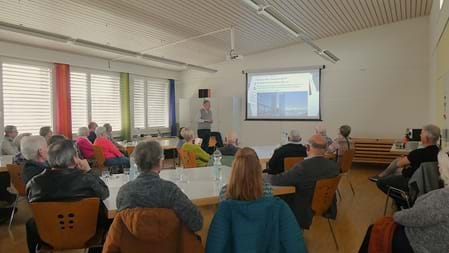 Rund 40 interessierte Besucherinnen und Besucher fanden sich am Montag im evangelischen Kirch-gemeindehaus in Bürglen zu einem besonderen Seniorennachmittag ein. Die Veranstaltung wurde von der Politischen Gemeinde Bürglen organisiert und widmete sich einem Thema, das derzeit welt-weit für Gesprächsstoff sorgt: der Künstlichen Intelligenz (KI). Als Referent eingeladen war Christian Blattner, der als Vertreter von Pro Senectute einen verständlichen Einblick in die digitale Zukunft gab.
