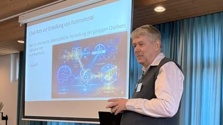 Herzlichen Dank an die Pro Senectute Thurgau für das Vertrauen und die Einladung, vor den Kursleitenden zum Thema „Digitale Hilfsmittel und KI im Kurswesen“ sprechen zu dürfen.